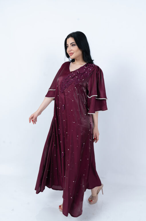 ⁦جلابية فاخرة باللون العنابي مع تطريز أنيق⁩ - الصورة ⁦4⁩