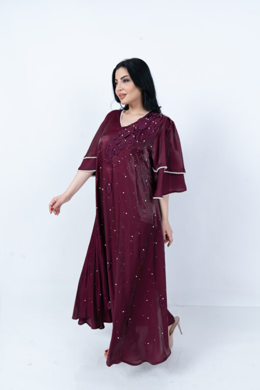 ⁦جلابية فاخرة باللون العنابي مع تطريز أنيق⁩ - الصورة ⁦3⁩