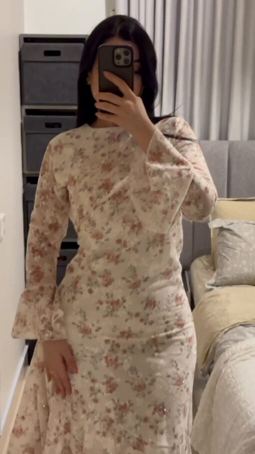 ⁦فستان سهرة ناعم مزهر بأكمام طويلة وقصة متموجة⁩ - الصورة ⁦5⁩