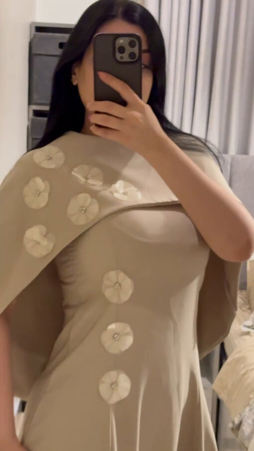 ⁦فستان لمسة النعومة – فستان سهرة بكاب مزين بالورود⁩ - الصورة ⁦5⁩