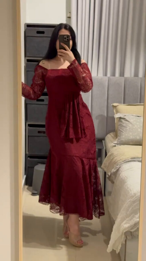 ⁦فستان سهرة دانتيل بأكتاف مكشوفة⁩ - الصورة ⁦2⁩