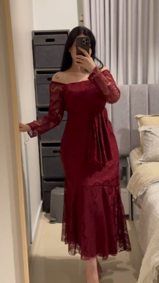⁦فستان سهرة دانتيل بأكتاف مكشوفة⁩ - الصورة ⁦9⁩