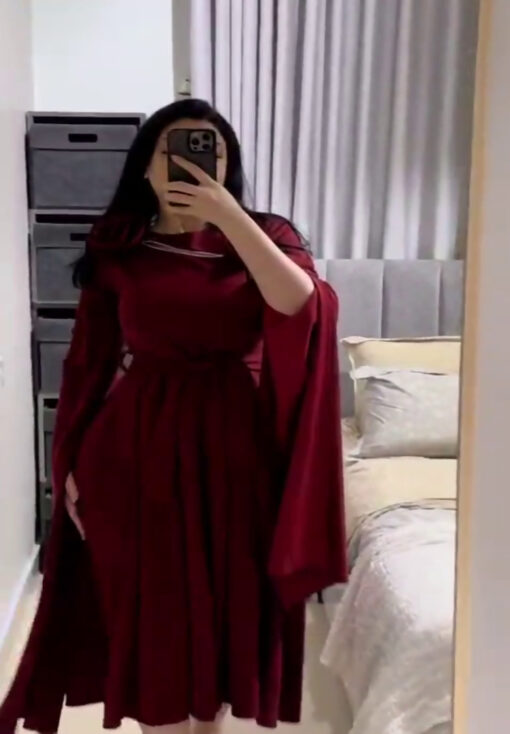 ⁦فستان سهرة بورغندي بأكمام واسعة وزينة وردية⁩ - الصورة ⁦11⁩
