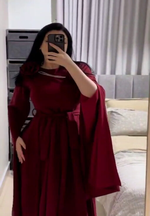 ⁦فستان سهرة بورغندي بأكمام واسعة وزينة وردية⁩ - الصورة ⁦4⁩