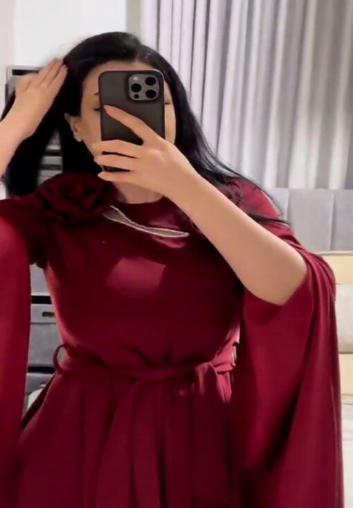 ⁦فستان سهرة بورغندي بأكمام واسعة وزينة وردية⁩ - الصورة ⁦5⁩