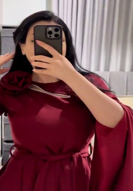 ⁦فستان سهرة بورغندي بأكمام واسعة وزينة وردية⁩ - الصورة ⁦8⁩