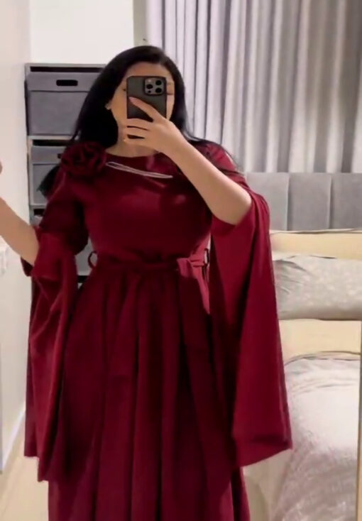 ⁦فستان سهرة بورغندي بأكمام واسعة وزينة وردية⁩ - الصورة ⁦2⁩