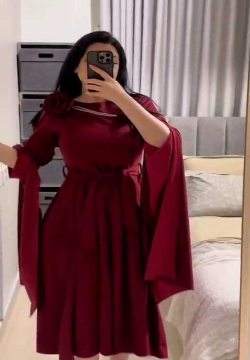 ⁦فستان سهرة بورغندي بأكمام واسعة وزينة وردية⁩ - الصورة ⁦10⁩