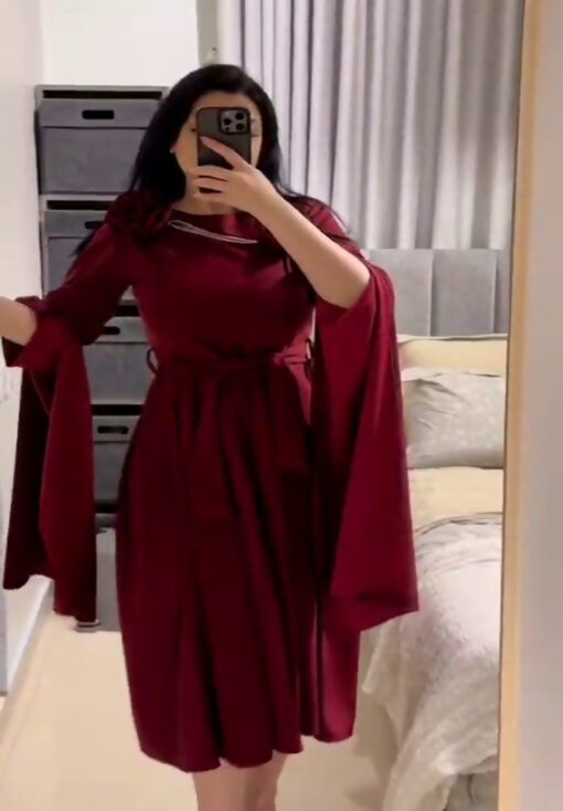 ⁦فستان سهرة بورغندي بأكمام واسعة وزينة وردية⁩ - الصورة ⁦9⁩