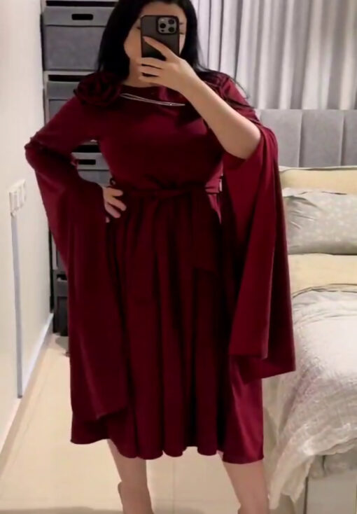 ⁦فستان سهرة بورغندي بأكمام واسعة وزينة وردية⁩ - الصورة ⁦6⁩
