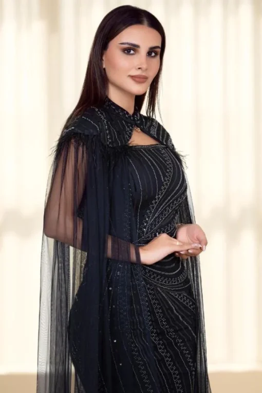 ⁦فستان سهرة فاخر بتصميم ملكي وتطريز لامع مع كاب شفاف⁩ - الصورة ⁦6⁩