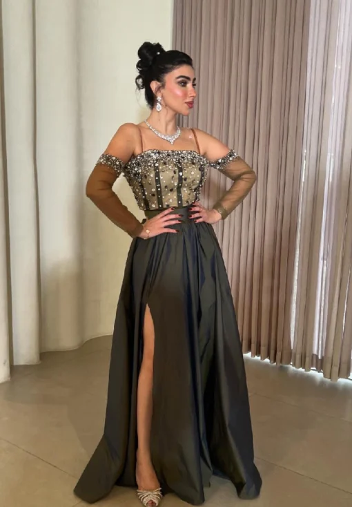 فستان سهرة ملكي بترصيع فاخر وشق أمامي