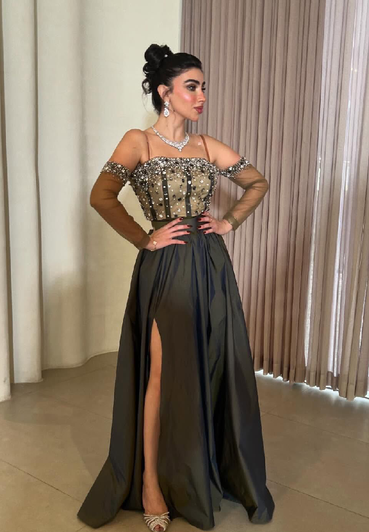 فستان سهرة ملكي بترصيع فاخر وشق أمامي