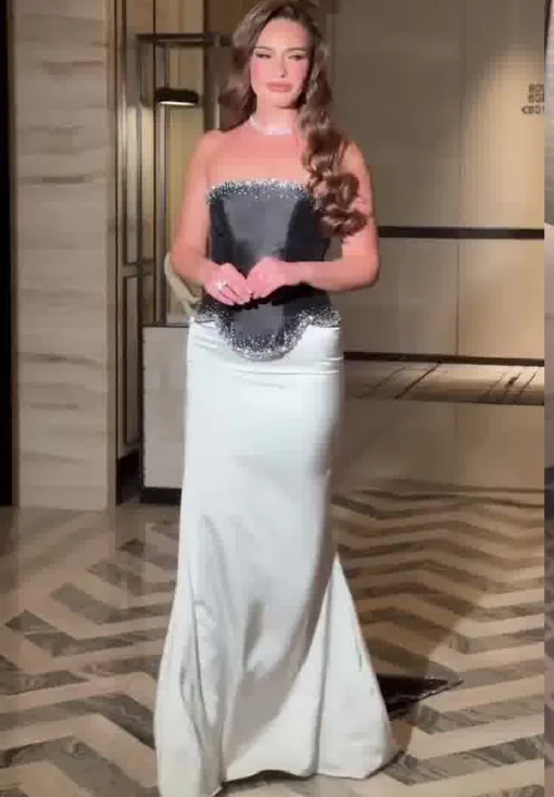 ⁦فستان سهرة اسود وابيض بتصميم كورسية⁩ - الصورة ⁦2⁩