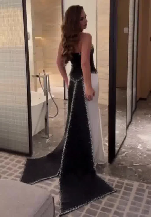 ⁦فستان سهرة اسود وابيض بتصميم كورسية⁩ - الصورة ⁦4⁩