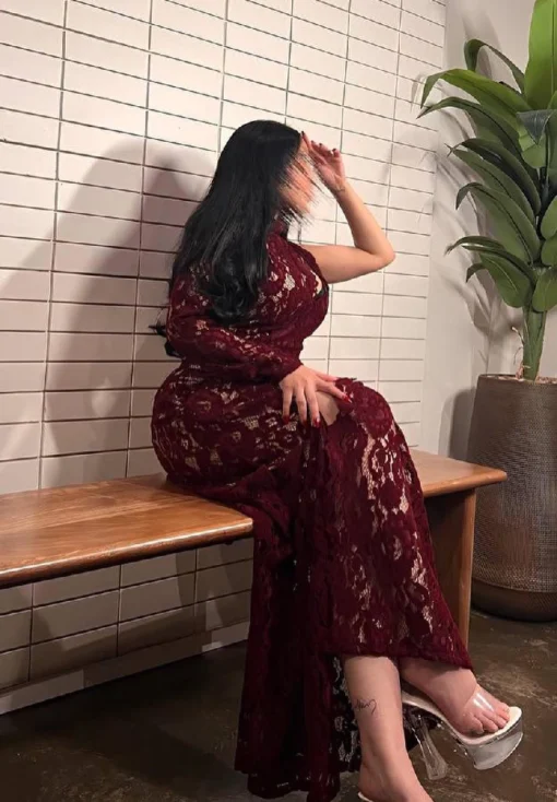 ⁦فستان دانتيل خمري بفتحة ساق وأكمام غير متماثلة⁩ - الصورة ⁦8⁩