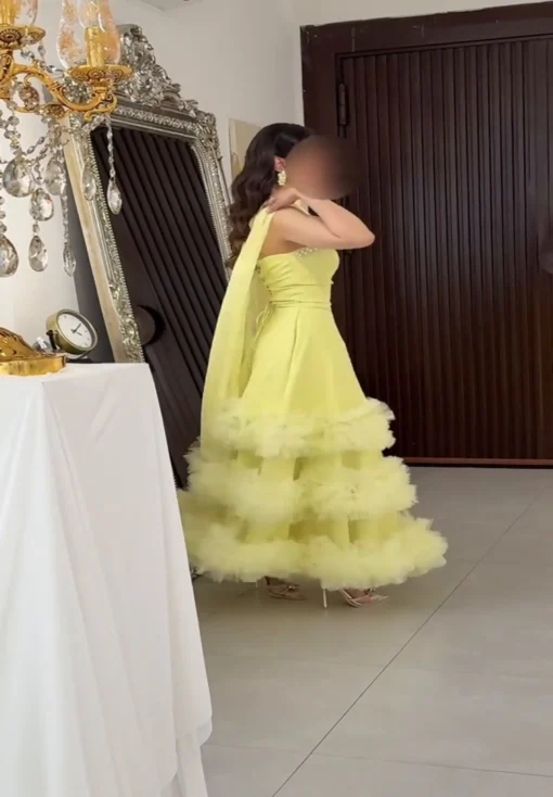 ⁦فستان سهرة أصفر بطبقات⁩ - الصورة ⁦2⁩